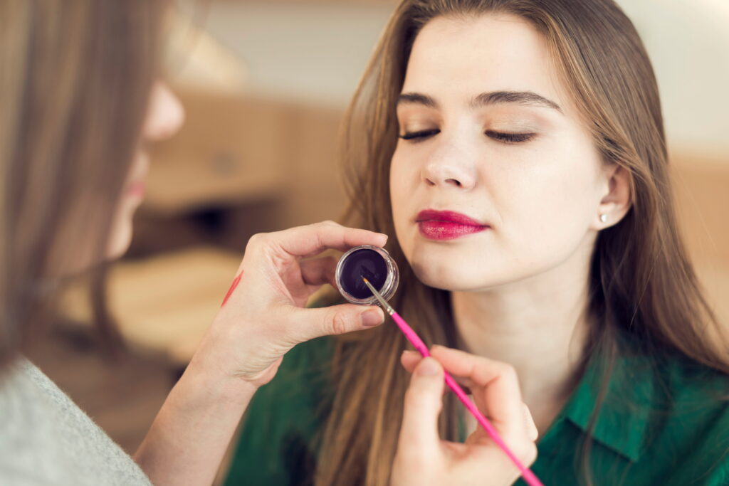 Why MAC Velvetease Lip Pencil Complements Easy Eye Makeup